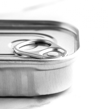 close-up-silver-tin-can-with-copy-space